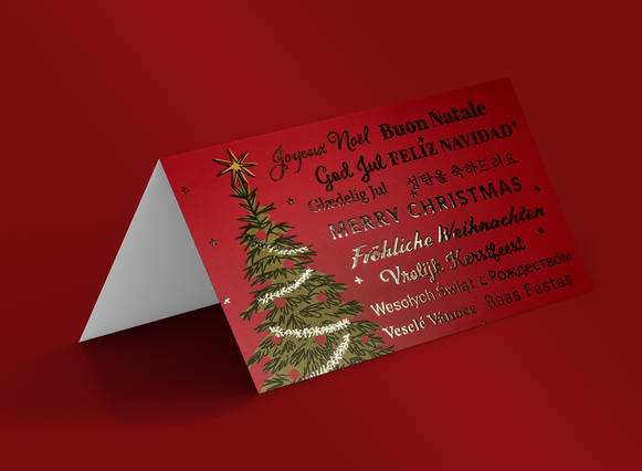 Carte Noel pliee rouge texte dore Joyeux Noel multilingue et sapin illustre. Sprint24.