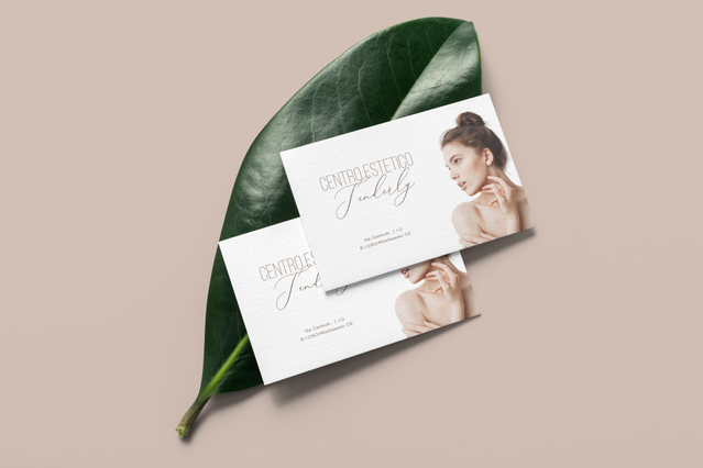 Cartes blanches élégantes avec portrait de professionnelle beauté Cartes de visite design minimaliste elegant et photographie consultante beaute. Sprint24.