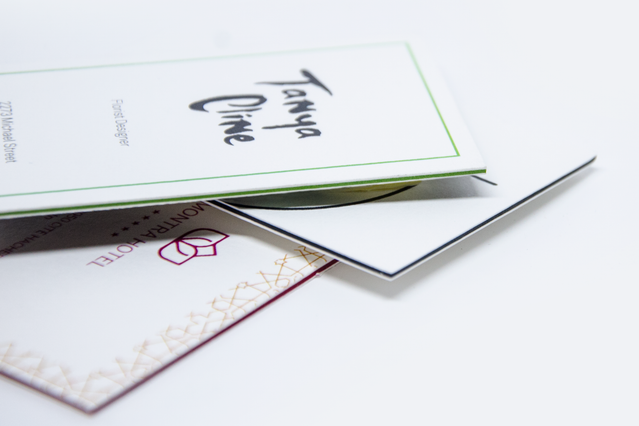 Cartes couplées de luxe empilées montrant l'épaisseur multistrato et la finition premium avec bordures colorées. Cet aperçu illustre la qualité supérieure des cartes accoppiées personnalisables et leur construction épaisse en haute qualité. Les cartes couplées Sprint24 offrent un rendu professionnel et distinctif pour vos besoins d'impression.