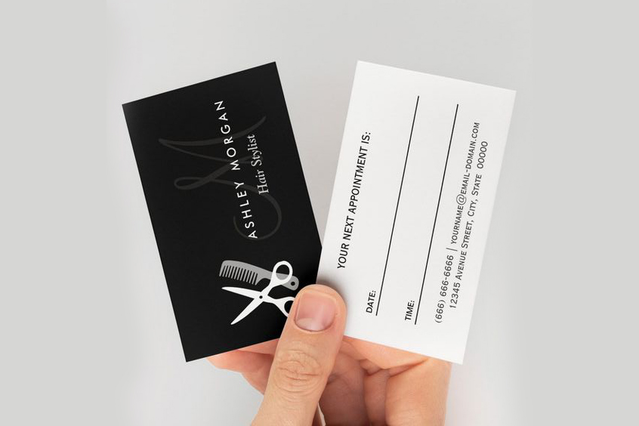 Cartes de visite professionnelles pour coiffeurs avec un design moderne de logo de ciseaux. Idéales pour les propriétaires de salons et les coiffeurs pour distribuer leurs coordonnées aux clients. Les cartes imprimées personnalisées aident à établir votre identité de marque et à développer votre activité de salon.