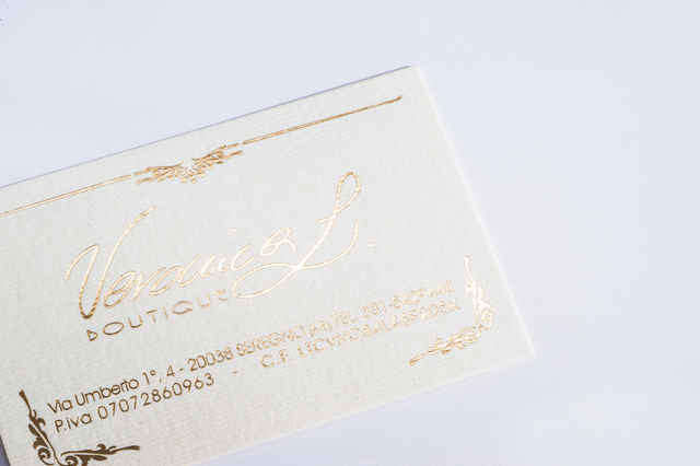 Cartes de visite premium avec impression à chaud dorée sur papier acquerello ivoire 300 g. Le design élégant met en valeur les accents métalliques parfaits pour le branding de luxe et l'identité professionnelle. Ces cartes imprimées personnalisées offrent un impact visuel distinctif avec une finition à chaud de haute qualité.