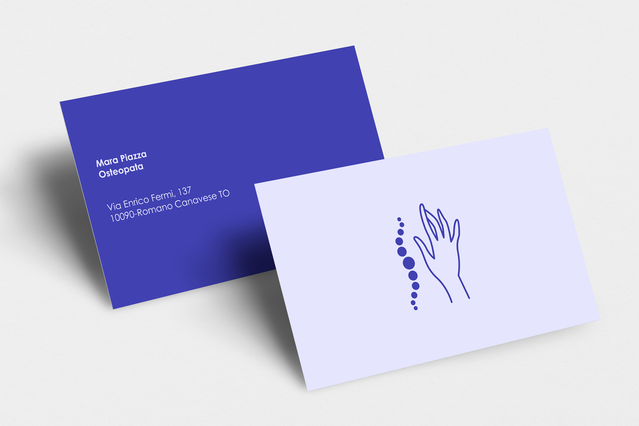 Cartes de visite professionnelles pour ostéopathe avec un design moderne bicolore en bleu et lavande et une illustration de thérapie manuelle. Ces cartes personnalisées présentent votre cabinet avec élégance sur un carton de haute qualité et résistant. Parfaites pour établir la confiance des clients et promouvoir vos services ostéopathiques.
