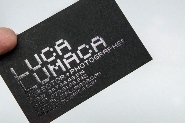 Cartes noires avec dorure argent à chaud. Mat noir et métallisé pour branding moderne et professionnel sophistiqué.