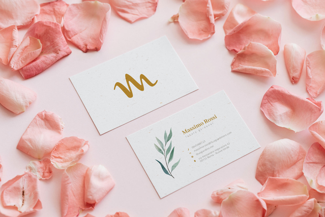 Cartes de visite paysagiste elegantes avec monogramme et accents. Cartes de visite format paysage monogramme dore sophistique et elements botaniques. Sprint24.