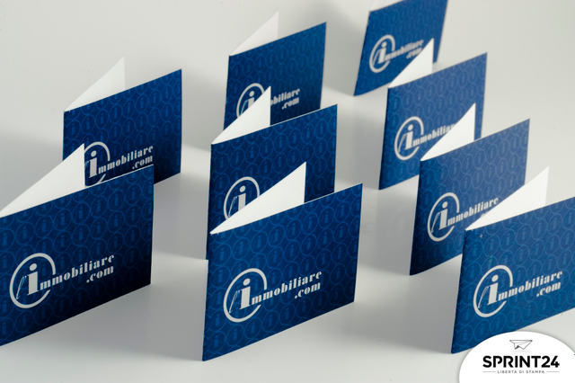 Cartes de visite pliantes bleu marine avec intérieur blanc, parfaites pour les designs de cartes doubles professionnels. Le logo L'Immobiliare sur papier premium offre le double d'espace pour vos coordonnées. Solution idéale pour les entreprises cherchant des cartes pliantes élégantes et mémorables.