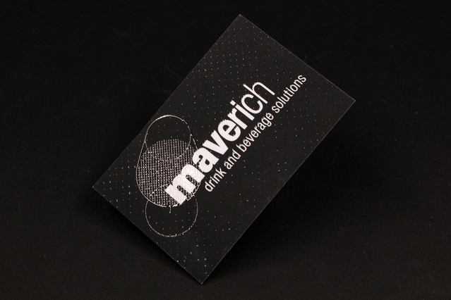 Cartes de visite noires en relief details textures tactiles et texture empreinte unique. Sprint24.