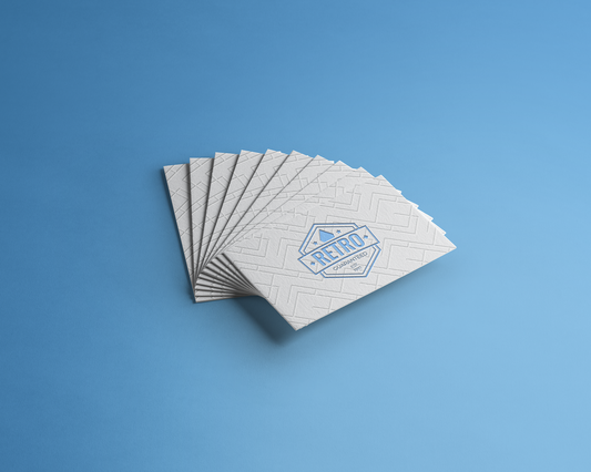 Cartes letterpress blanches avec bassorilievo géométrique aveugle sur coton 600g. Relief tactile pour cartes de visite luxe.