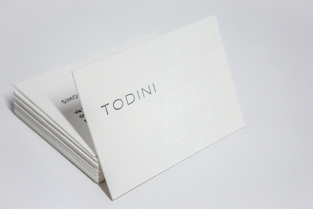 Cartes letterpress coton blanches débossage sec sur papier 600gr. Cartes luxe tactiles professionnelles Sprint24.