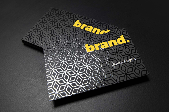 Cartes plastifiées avec motif géométrique et vernis UV en relief Cartes de visite motif géométrique en relief et vernis UV brillant. Finition plastifiée premium Sprint24.