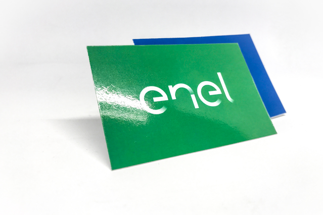 Cartes plastifiées vertes et bleues design professionnel Cartes plastifiées en vert et bleu vibrants avec typographie moderne. Finition brillante premium—services d'impression en.