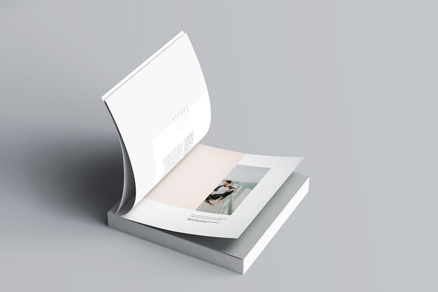 Catalogue couverture souple ouvert avec pages photographie produit elegamment concues. Sprint24.