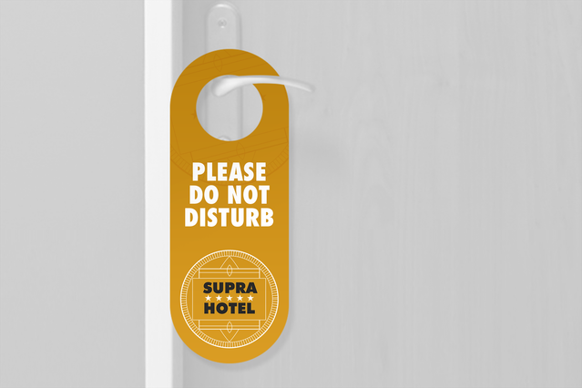 Chaîne d'hôtel dorée avec message ne pas déranger Panneaux ne pas deranger personnalises design dore elegant pour hotels et stations balneaires. Sprint24.
