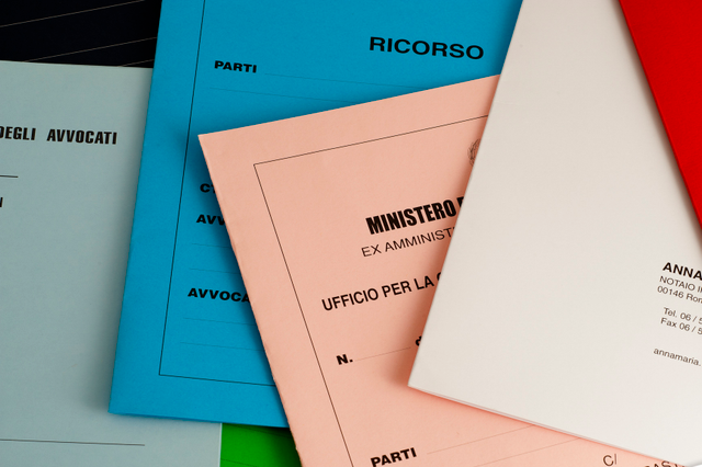 Chemises promotionnelles en bleu, rose, blanc et rouge avec textes personnalisés.
