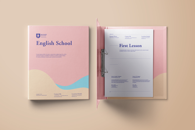 Classeur anneaux English School couverture rose personnalisee avec. Classeur anneaux 'English School' couverture rose ouverte avec documents. 6 formats standards Sprint24.