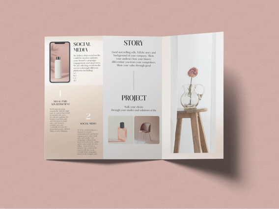 Depliant 3 volets creme rose ouvert Social Media Story Project. Depliant triptyque creme rose ouvert panneaux Social Media Story Project mockup telephone. Sprint24.
