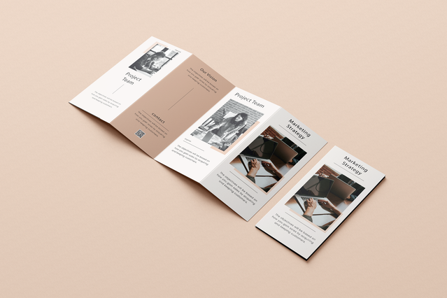 Depliant 4 volets beige ouvert consulting avec panneaux photos bureau et colonnes texte. Sprint24.