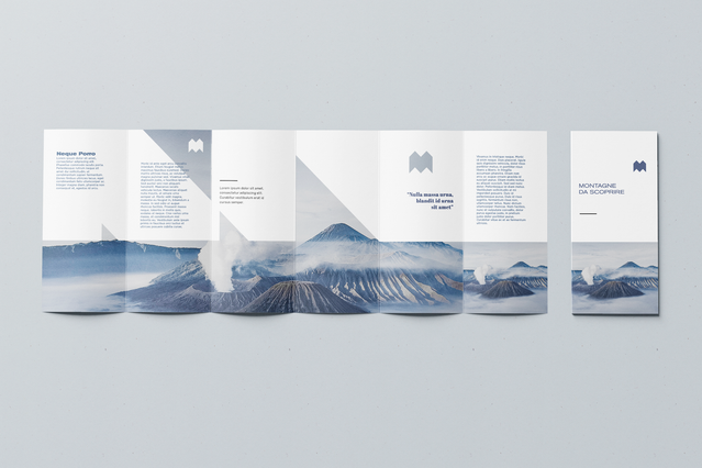 Depliant 6 volets ouvert panoramique montagne bleue photographie. Depliant 6 volets ouvert panorama montagne volcanique bleue sur panneaux centraux monogramme M. Sprint24.