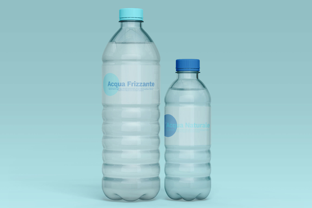 Deux autocollants transparents PVC sur bouteilles eau pétillante et. Étiquettes PVC transparentes sur bouteilles Acqua Frizzante et Naturale. Adhésifs clairs 12-24 mois Sprint24.