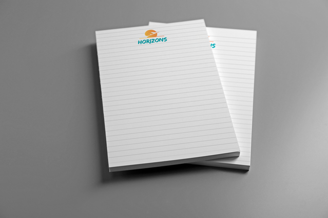 Deux blocs-notes A4 template ligne logo colore Horizons marque voyage sur fond gris. Sprint24.