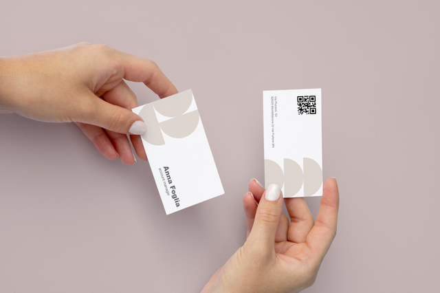 Cartes visite blanches codes QR integres pour networking moderne et partage coordonnees. Sprint24.