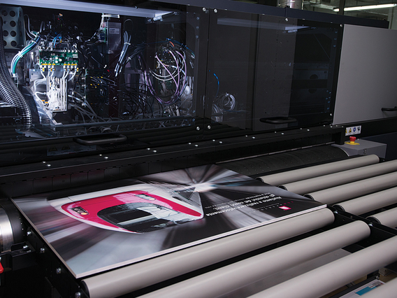 Du fichier au panneau: notre processus: Une fois la vérification professionnelle effectuée, chaque commande est imprimée avec des machines UV qui garantissent des couleurs opaques et une durée de 5 a…