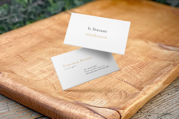 Cartes de visite professionnel de restaurant avec un design minimaliste et des accents verts raffinés. Idéal pour les établissements de restauration gastronomique cherchant à créer une impression sophistiquée auprès de la clientèle. Ces cartes élégantes affichent efficacement les informations de contact essentielles et les éléments de marque.