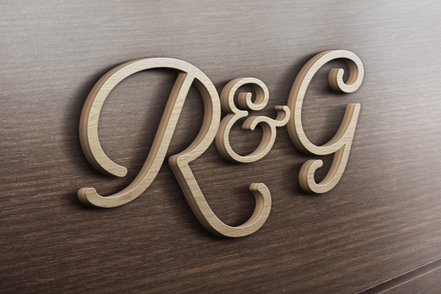 Initiales bois 3D avec script cursif orné pour mariages. Finition bois naturel avec charme rustique comme souvenir mémorable.