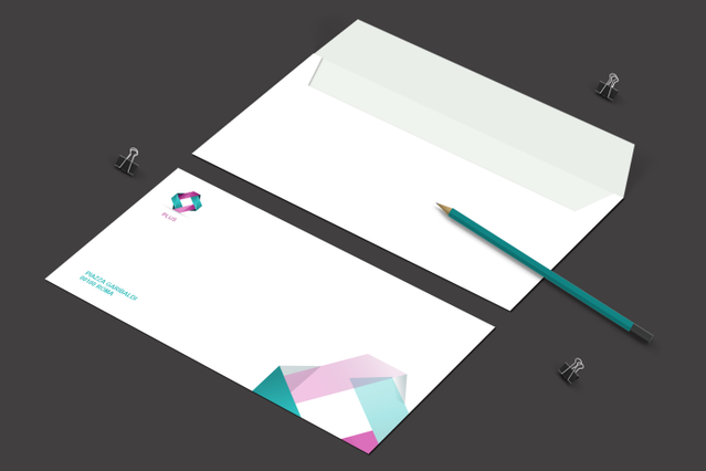 Enveloppes blanches avec motifs géométriques Pantone éclatants. Impression multicolore pour correspondance de bureau et.