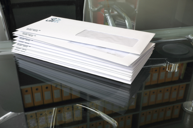 Enveloppes blanches avec fenêtre pour l'adresse. Sprint24 Pantone, gravure et design personnalisé pour correspondance et.