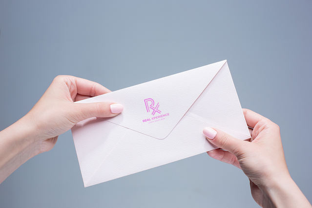 Enveloppe personnalisée blanche avec monogramme tenue en mains Enveloppes lettre personnalisees monogrammes pour correspondance professionnelle elegante. Sprint24.