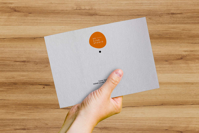 Enveloppe premium blanche avec motif Pantone orange en relief Enveloppe Splendorgel Extra White avec relief Pantone orange. Texture veloutée pour correspondance de luxe et impressions.
