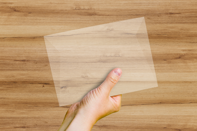 Enveloppe transparente GSK papier semi-translucide sur surface bois Enveloppe GSK Fedrigoni naturel semi-translucide sans agents chimiques Sprint24.
