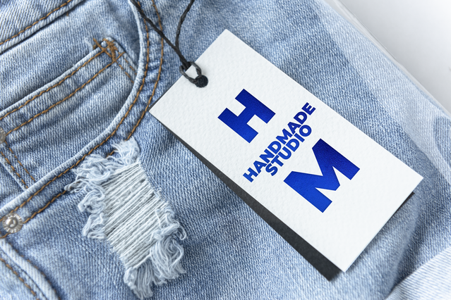 Etiquette vetement avec marquage a chaud sur jeans denim. Finitions argent, or, or rose Sprint24.
