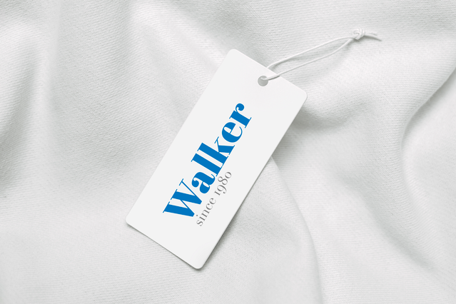 Étiquette vêtement arrondie Walker sur tissu blanc Etiquette vetement arrondie blanche Walker typographie serif bleue elegante sur tissu. Sprint24.