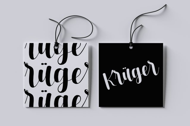 Deux etiquettes carrees vetements Kruger blanc et noir avec cordon pour mode. Sprint24.
