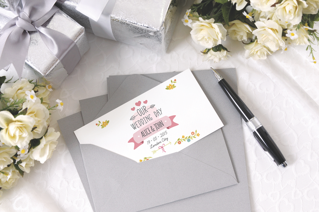 Faire-part mariage premium avec design floral élégant et texte personnalisé. Impression qualité Sprint24.
