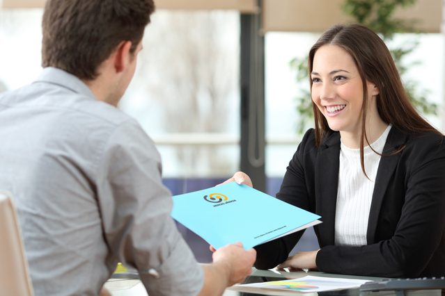 Professionnel utilisant chemise A4 bleue avec poche pour remettre documents en reunion. Sprint24.