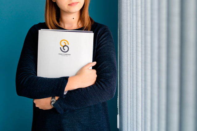 Femme professionnelle tenant une chemise porte-documents blanche. Femme professionnelle presentant une chemise porte-documents blanche personnalisee. Sprint24.