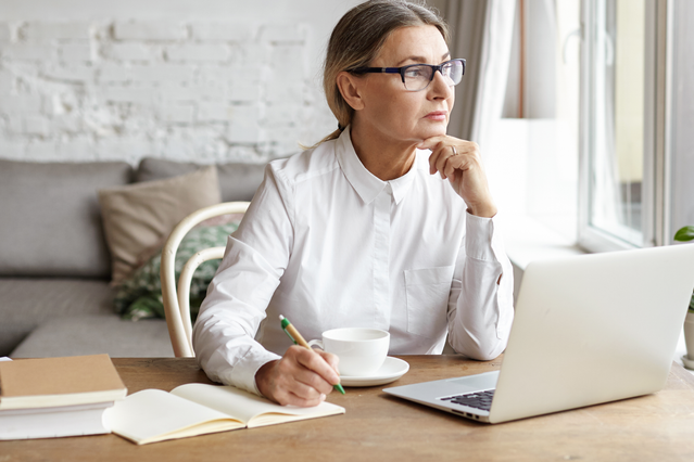 Cahiers A5 personnalisés conçus pour les professionnels et les travailleurs créatifs. Parfaits pour prendre des notes, planifier et organiser vos idées dans un format compact et portable. Idéaux pour les bureaux, les travailleurs à distance et tous ceux qui recherchent une solution d'écriture personnalisée.