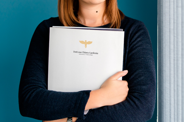 Chemise pour rapports imprimée avec marquage personnalisé et design épuré, idéale pour les cabinets médicaux et professionnels de santé. Illustre la présentation professionnelle des documents et les options de personnalisation. La finition haut de gamme démontre les standards des chemises imprimées pour la gestion des rapports médicaux.