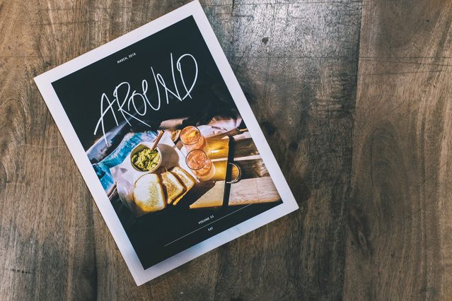 Un flyer publicitaire imprimé pour le magazine 'Around' avec une couverture de photographie alimentaire et une typographie manuscrite en gras. Les flyers publicitaires personnalisés sont idéaux pour marques alimentaires, restaurants, magazines et événements.
