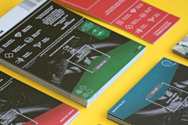 Plusieurs flyers publicitaires au graphisme audacieux en noir, rouge et vert éparpillés sur fond jaune, présentant du contenu promotionnel d'événements et de marques. La qualité d'impression recto-verso démontre un rendu chromatique vif. Imprimez des flyers publicitaires personnalisés en ligne avec Sprint24.