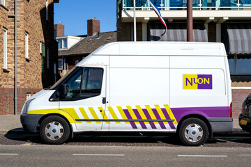 Marquage personnalise fourgonnette design audacieux jaune violet et blanc pour vehicules. Sprint24.