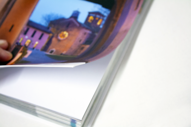 Gros plan livre cartonne flexible reliure hollandaise ouvert. Livre cartonne flexible reliure hollandaise ouvert copertine photo pleine page piazza italienne. Sprint24.