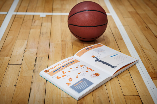 Guide d'entraînement de basket avec diagrammes sportifs imprimés Guides entrainement basket personnalises diagrammes strategie et impression couleur. Sprint24.