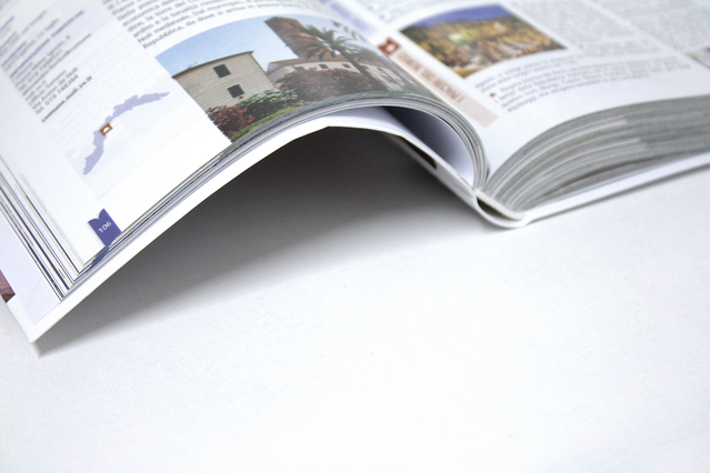 Guide voyage livre cartonne flexible reliure hollandaise ouvert. Livre cartonne flexible reliure hollandaise ouvert photos voyage et colonnes texte editoriales. Sprint24.