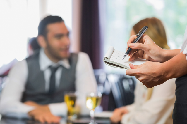 Serveur en restaurant. Blocs comande autocopiants Sprint24 avec numérotation progressive pour restaurants, hôtels et cafés.