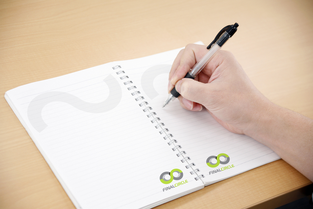 Cahier spirale métallique avec pages lignées pour bureau. Branding personnalisable pour réunions et promos.