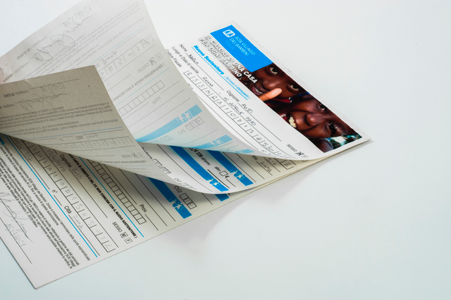 Carnet autocopiant blanc 4 couleurs avec encollage bleu sur 60g. Disposition éventail pour formulaires numérotés et reçus.