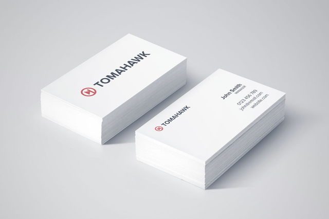 Cartes de visite premium extra-épaisses 400gr en cartoncino blanc avec logo Tomahawk et design minimaliste. Imprimées sur papier couché, ces cartes classiques offrent qualité professionnelle et élégance simple pour votre activité commerciale.